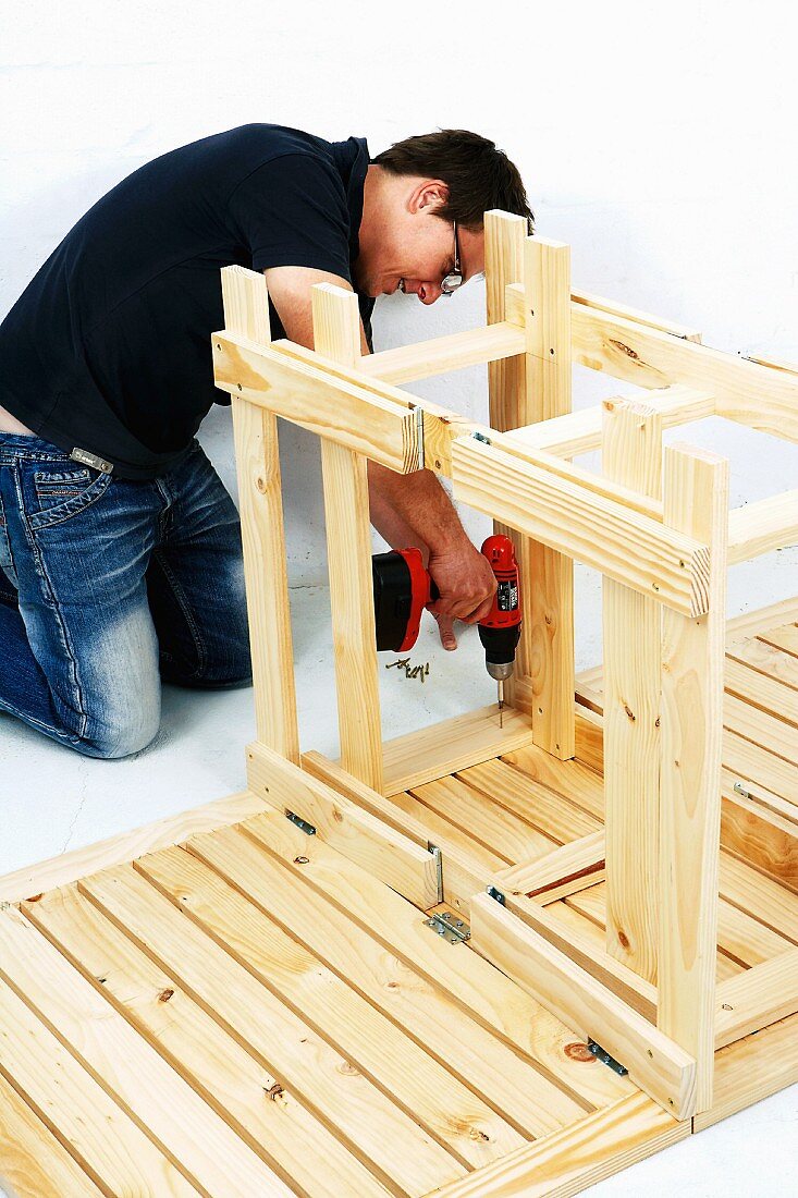 Klappbaren Holztisch selber bauen (Unterkonstruktion an Tischplatte befestigen)