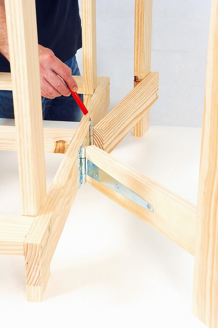 Klappbaren Holztisch selber bauen (Scharnierbänder anzeichnen)