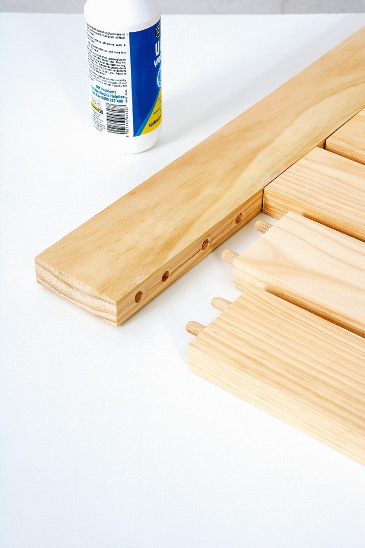 Klappbaren Holztisch selber bauen (Tischplatte mit Holzdübeln befestigen)