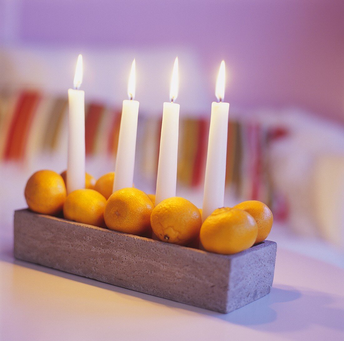 Table decoration: tangerines with candles