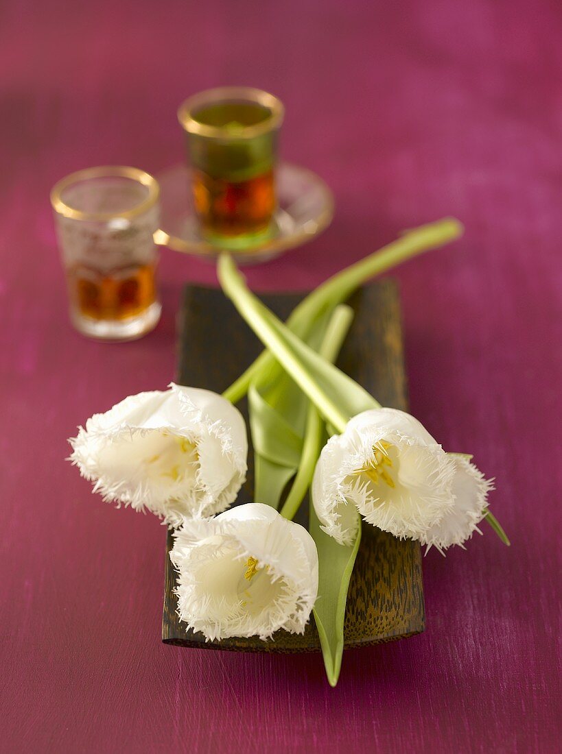 Stillleben mit Tulpen und orientalischen Teegläsern
