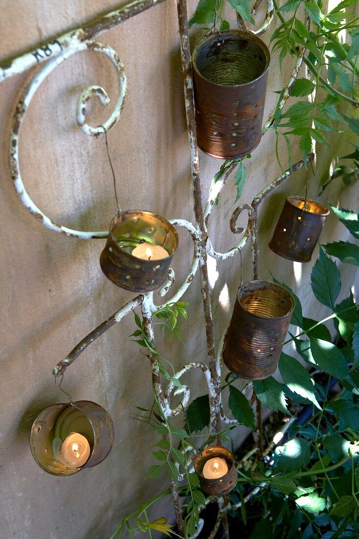 Gartendeko aus alten Blechdosen für Windlichter