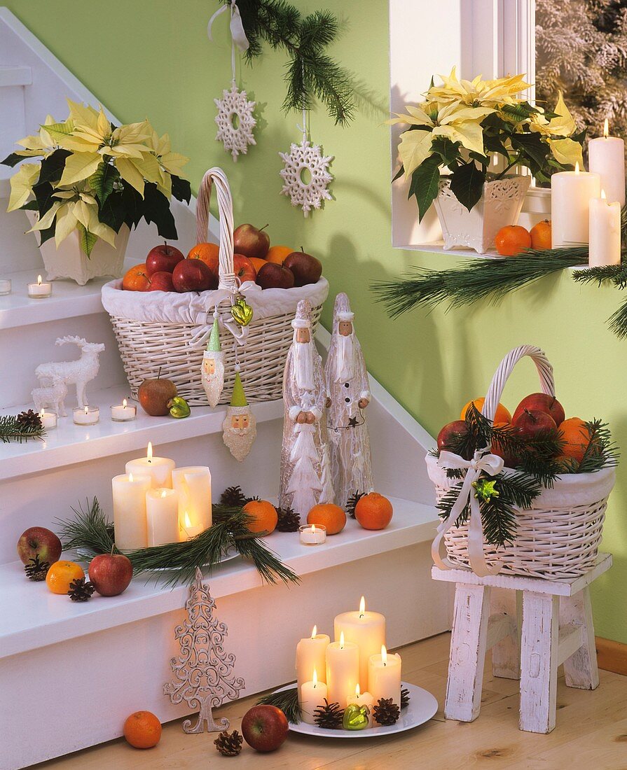 Weihnachtliche Treppe mit Kerzen, Obstkörbchen, Nikoläusen