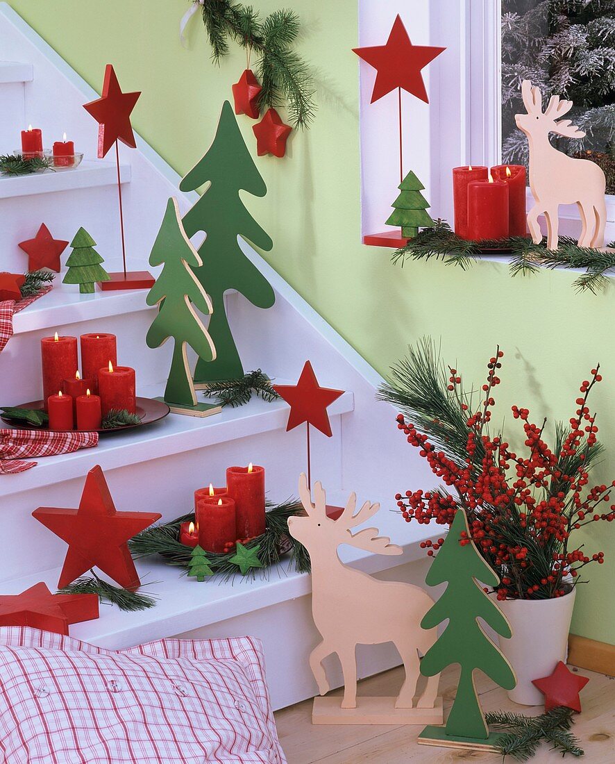 Weihnachtliche Treppe mit roten Kerzen, Holztannenbäumen etc.