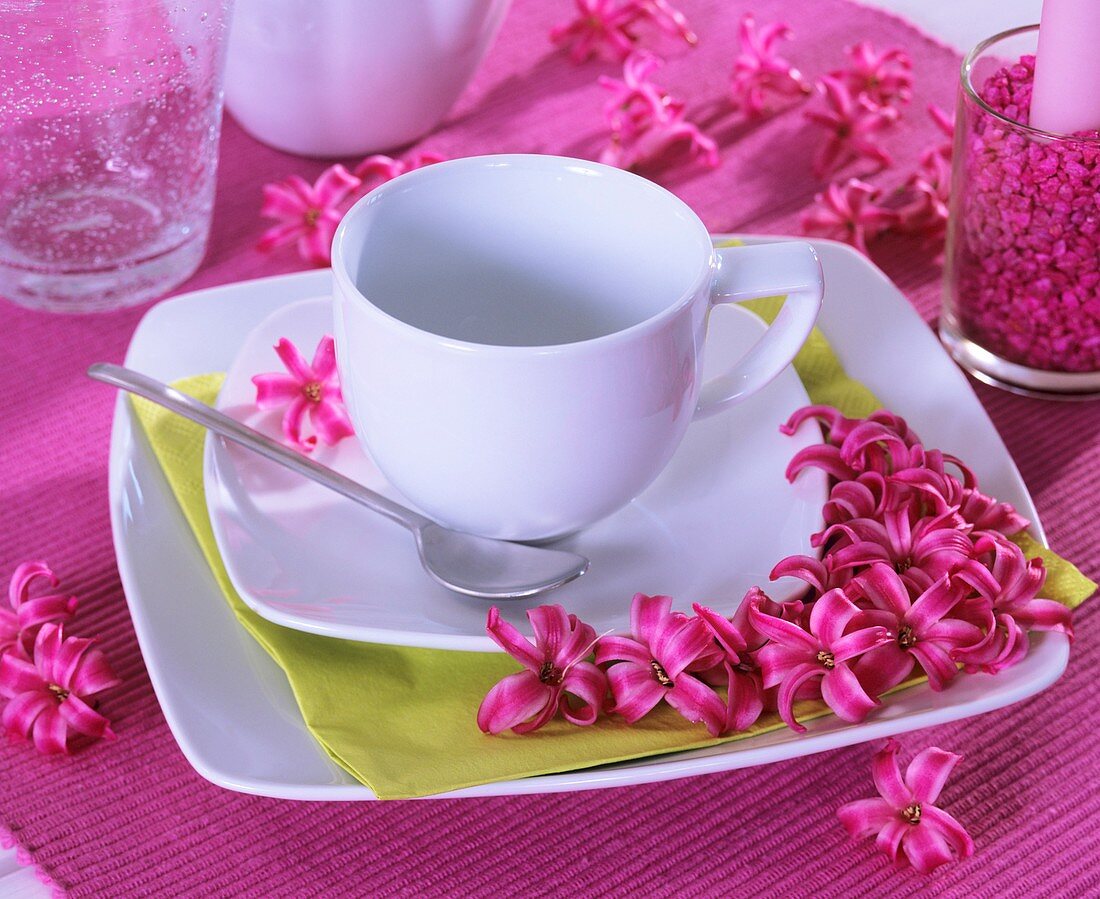 Gedeck mit Tasse und duftenden Hyazinthenblüten