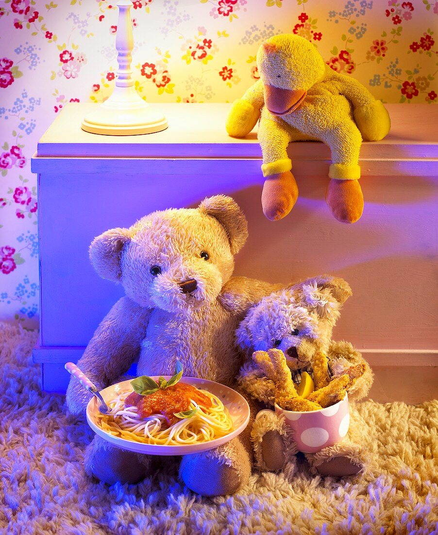 Spaghetti mit Tomatensauce und panierte Hähnchenfilets im Kinderzimmer