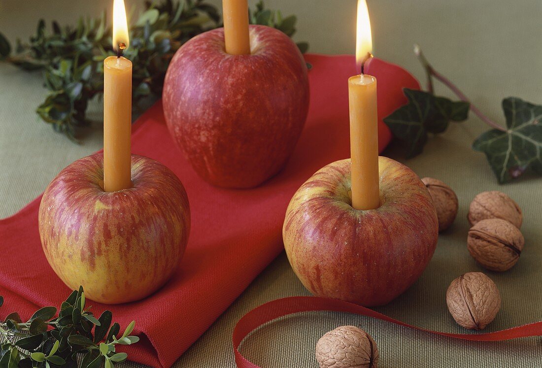 Weihnachtliche Tischdeko: ausgehöhlte Äpfel mit Kerzen
