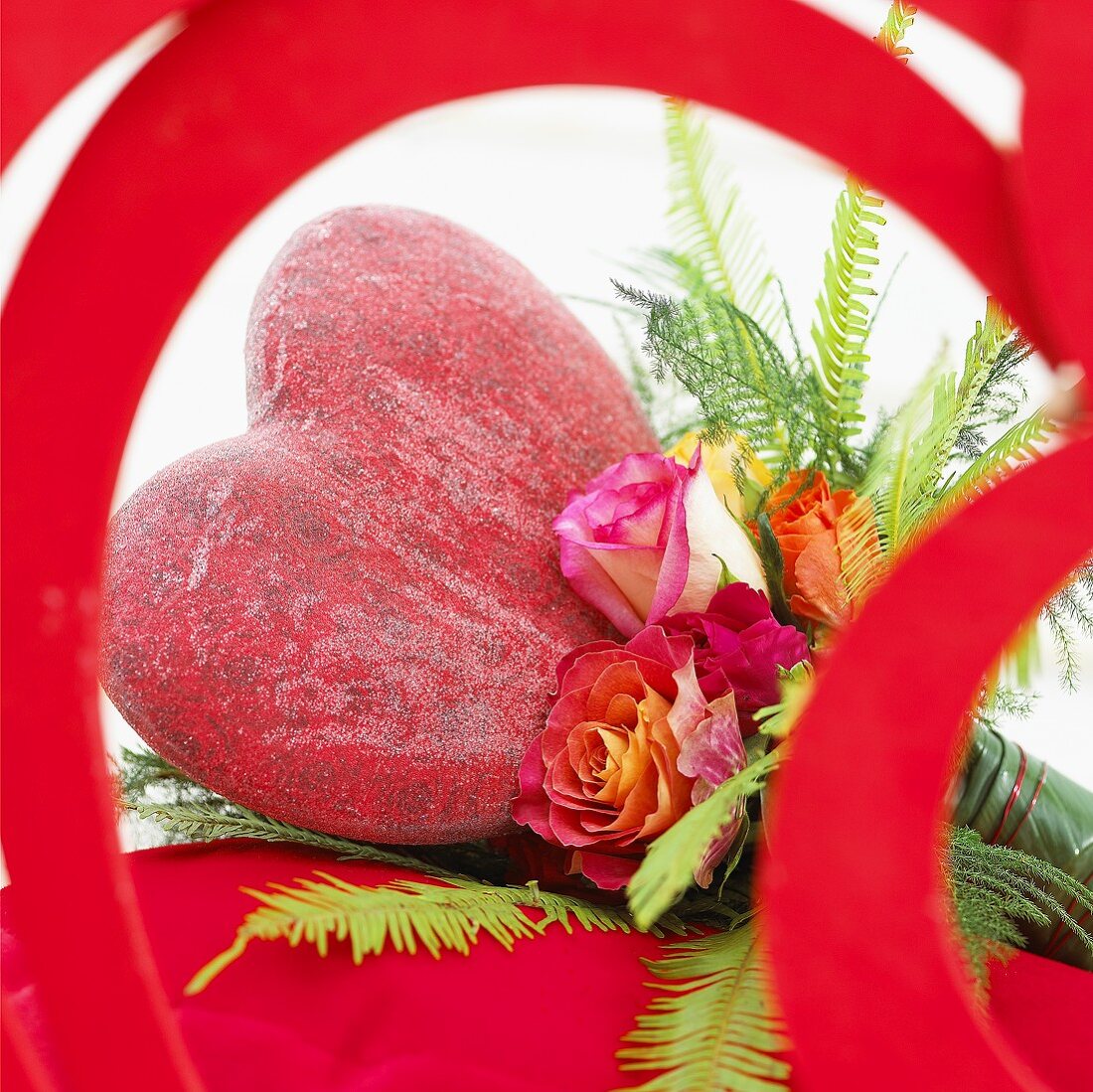 Blumentstrauss mit Herz-Deko zum Valentinstag