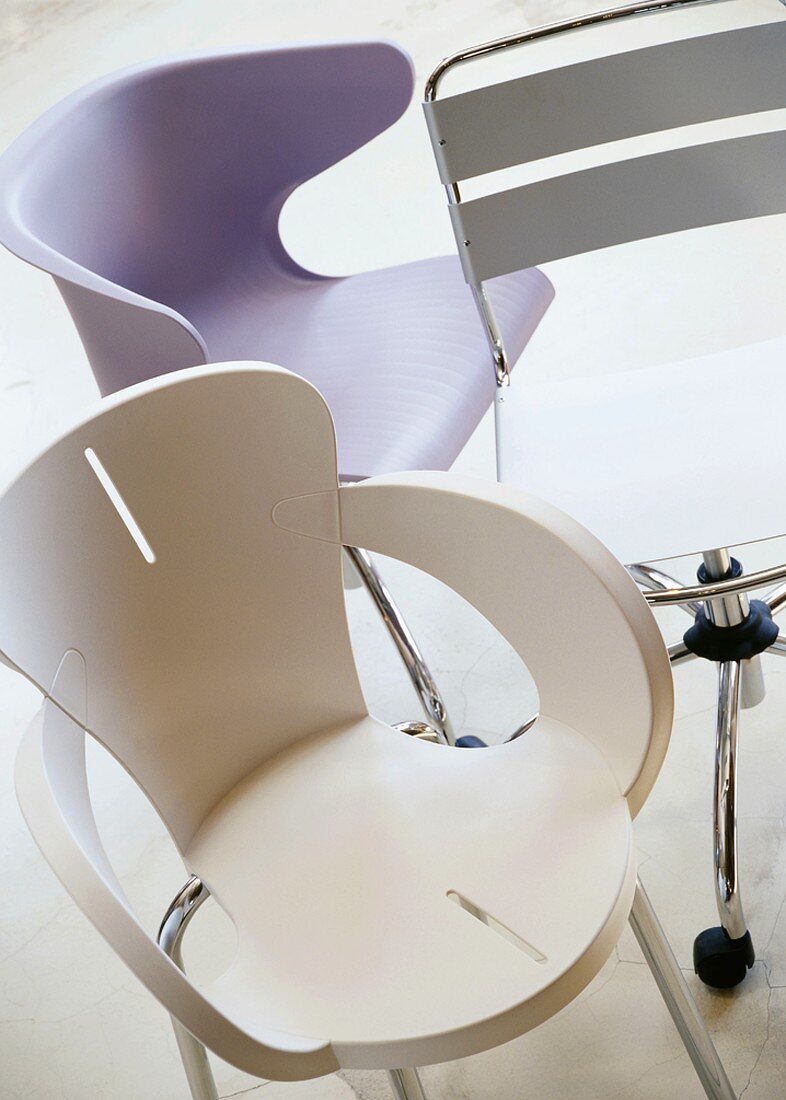 Gruppe verschiedener Designer Stühle in Kunststoff und Metall