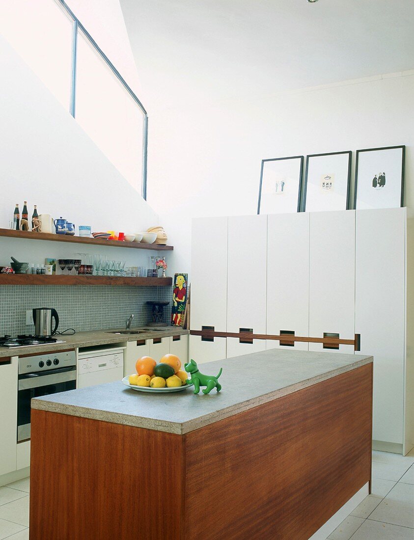 Moderne, weiße Einbauküche und Küchenblock mit Steinplatte auf dem Holzkorpus