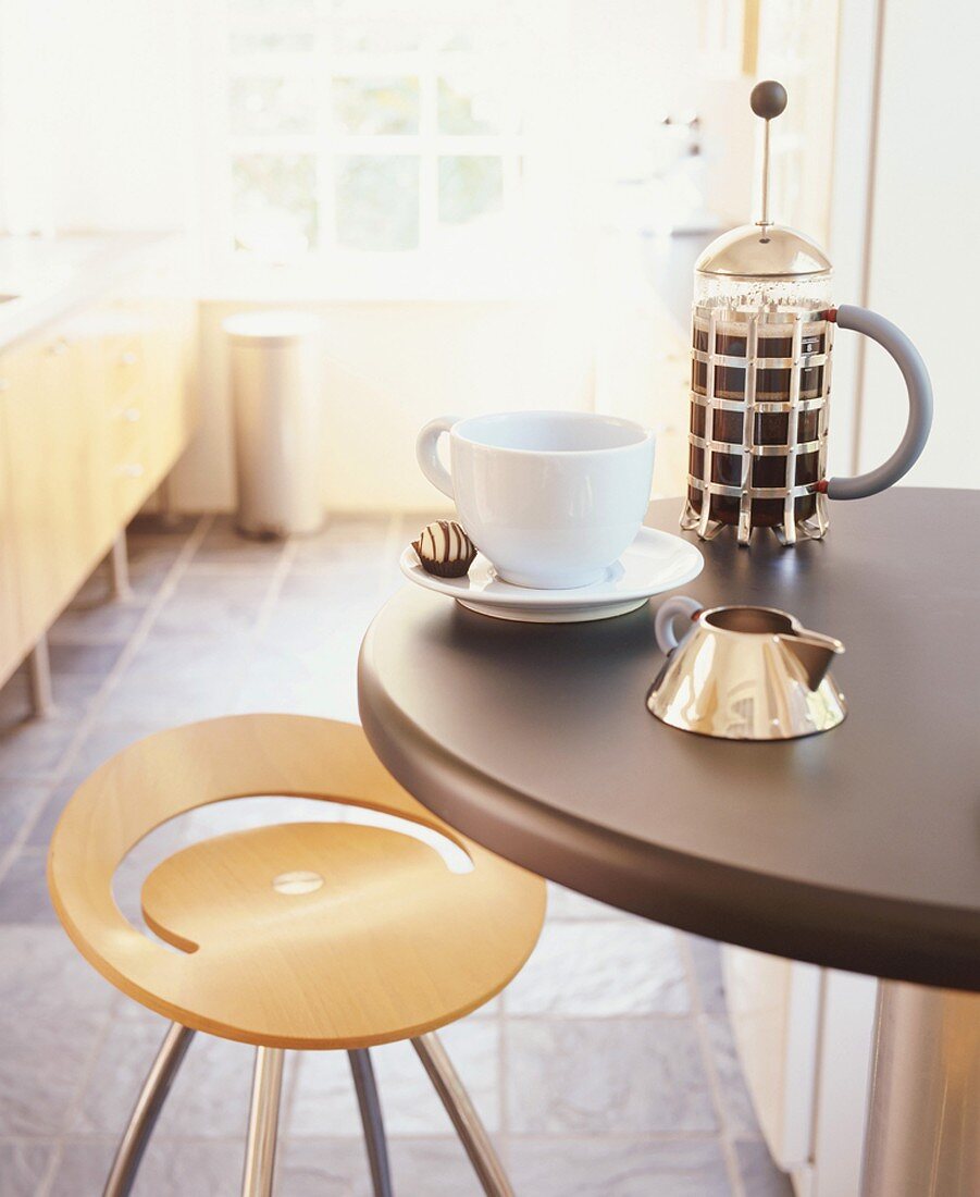 Kaffeezeit am kleinen Küchentisch mit modernem Barhocker