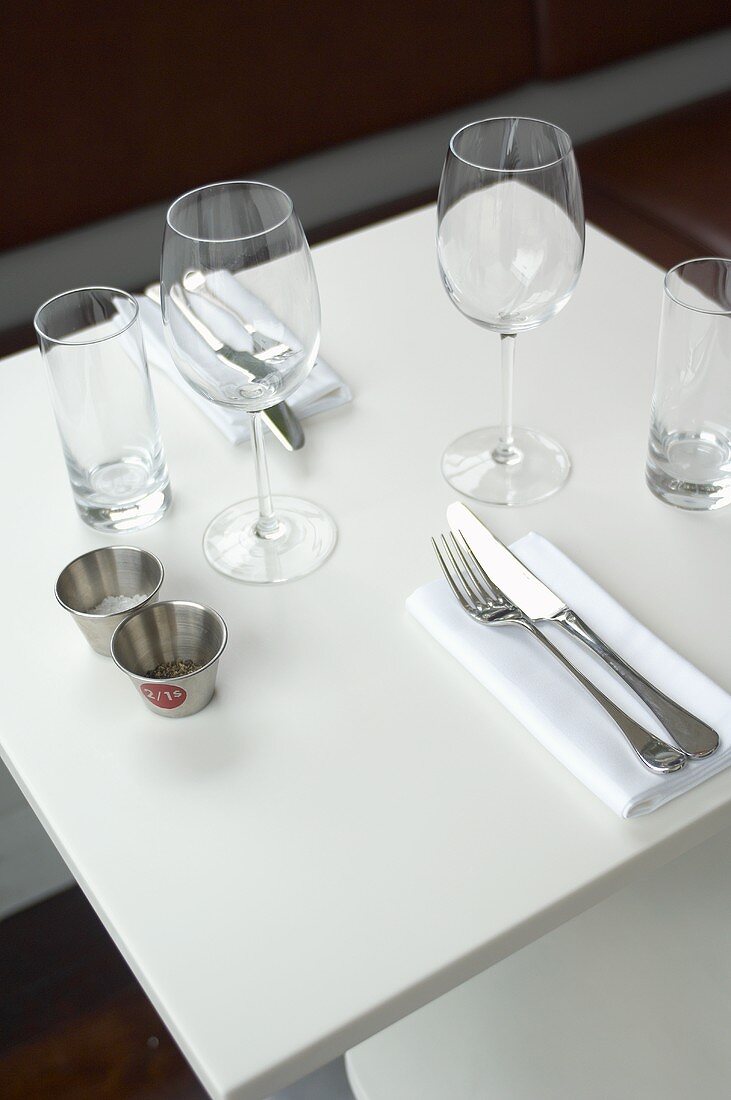 Gedeckter Tisch für Zwei im Restaurant