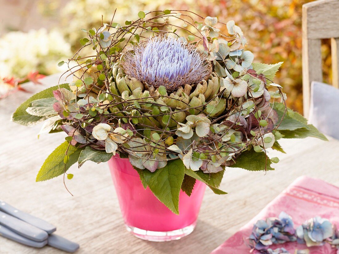 Blumenstrauss mit Hortensien und Artischockenblüte