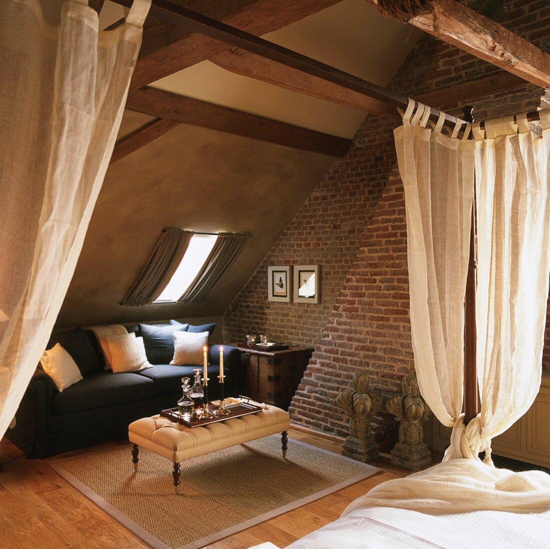 Gemütlicher Wohn-Schlafraum im traditionellen Stil mit Ziegelwand und offener Dachkonstruktion