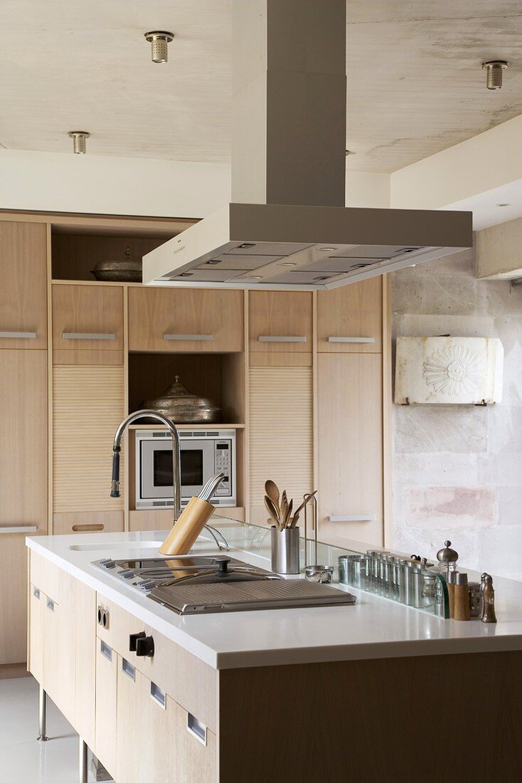 Küchenblock in moderner Küche mit Dunstabzug und Küchenutensilien
