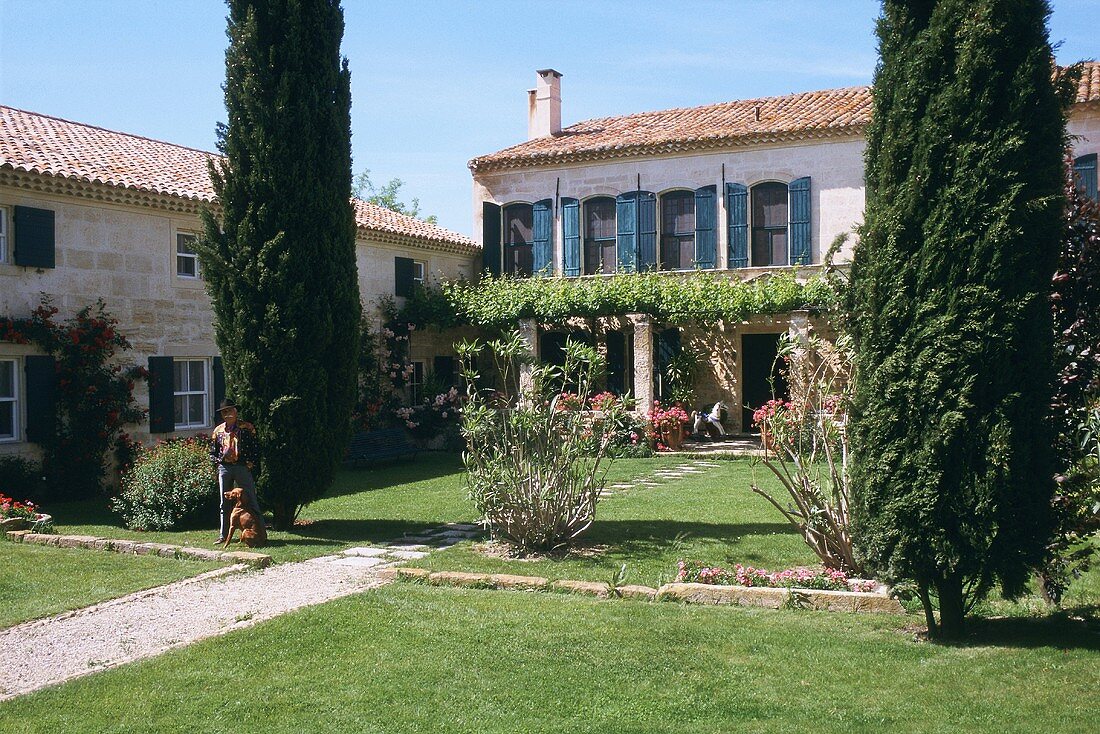 Mediterranes Landhaus mit Pergola und gepflegter Gartenanlage