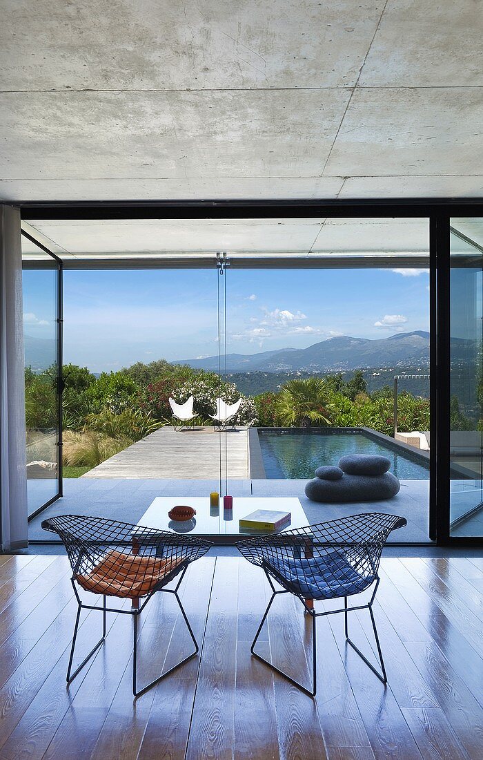 Ausblick auf Terrasse und Swimmingpool (Villa Nalu, Südfrankreich)