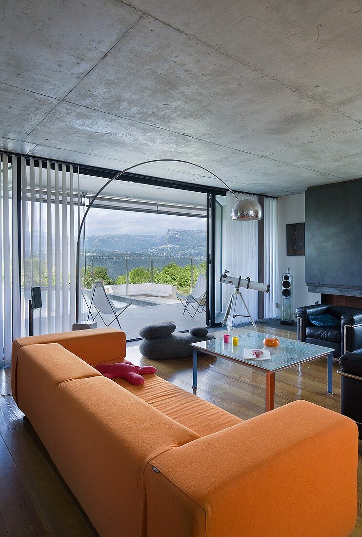 Wohnzimmer mit Ausblick auf Terrasse (Villa Nalu, Südfrankreich)