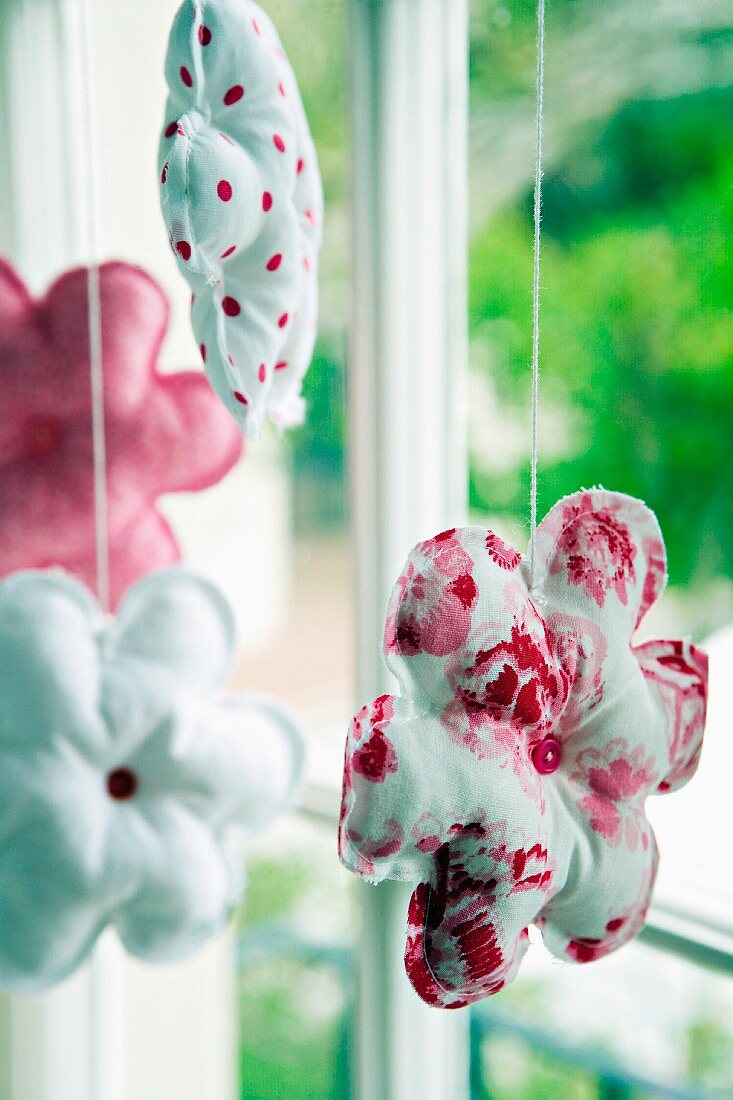 Blüten aus Stoff genähnt als Fensterdeko