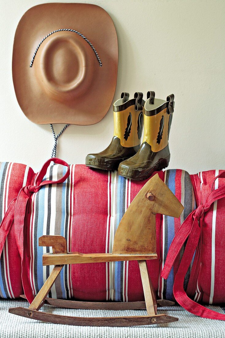 Cowboyhut, Stiefel und Schaukelpferd