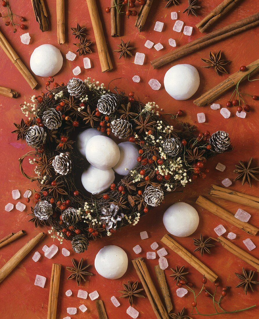 Weihnachtliche Deko mit Gewürzen und Pfeffernüssen