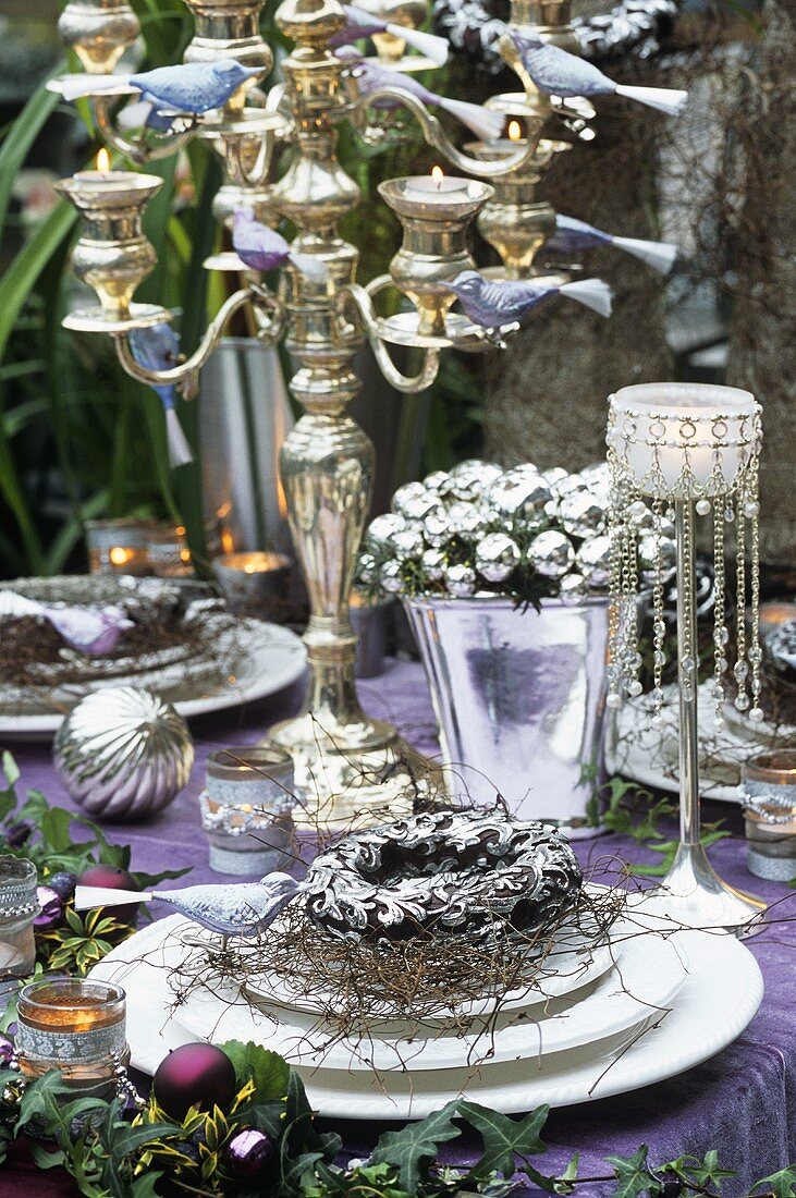 Festliche Tischdeko in Silber und Violett mit Kerzenständer