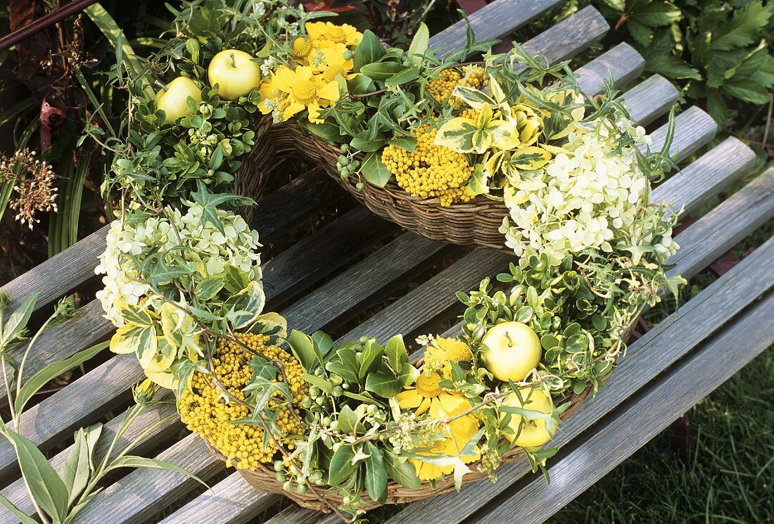 Herzförmiges Gesteck aus Weide und Spätsommerblüten