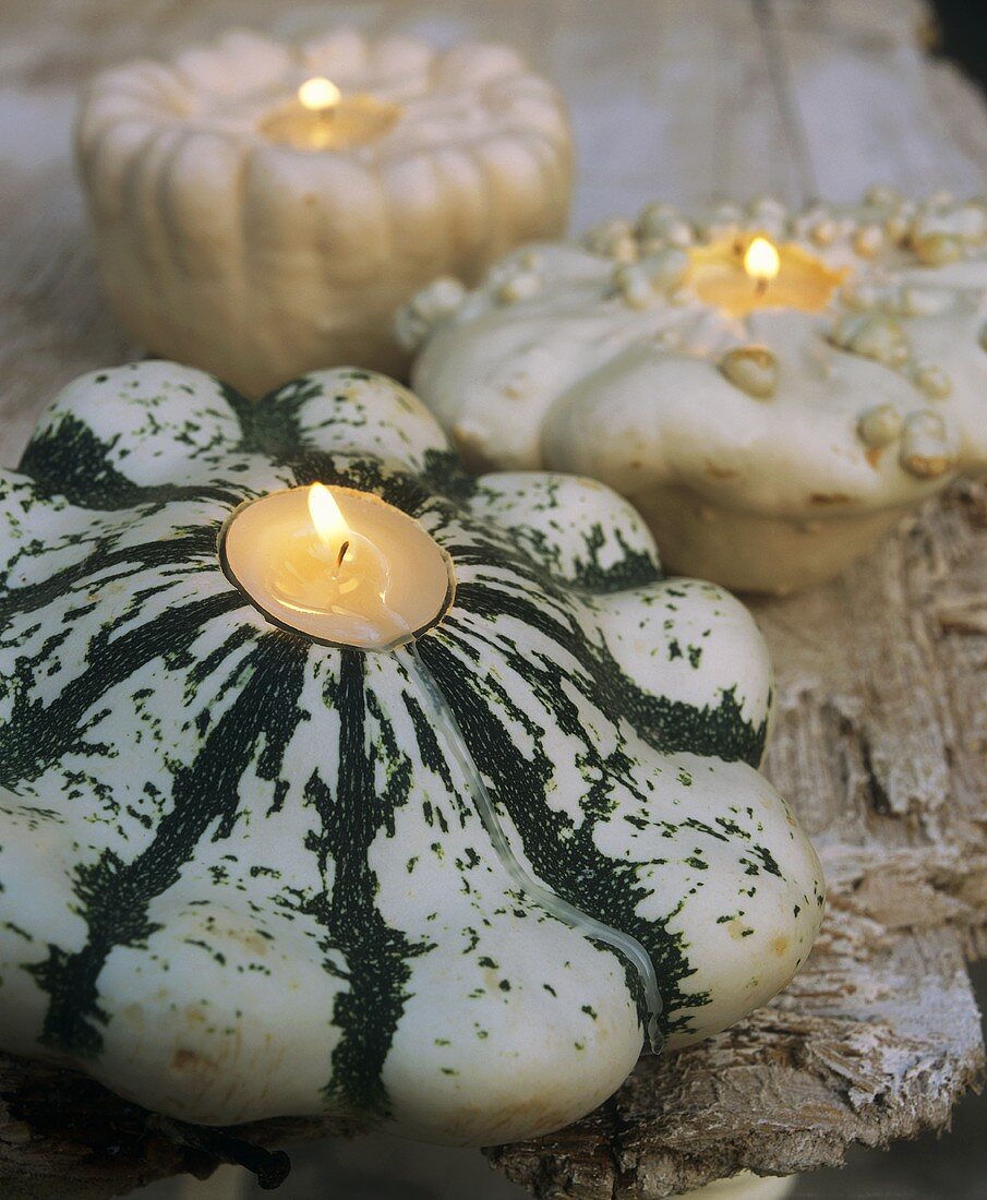 Original candleholders: pumpkins with tea lights