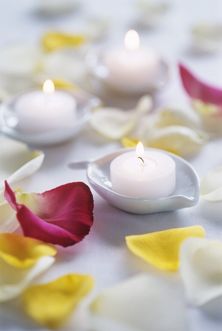 Teelichter und Rosenblätter als Tischdeko