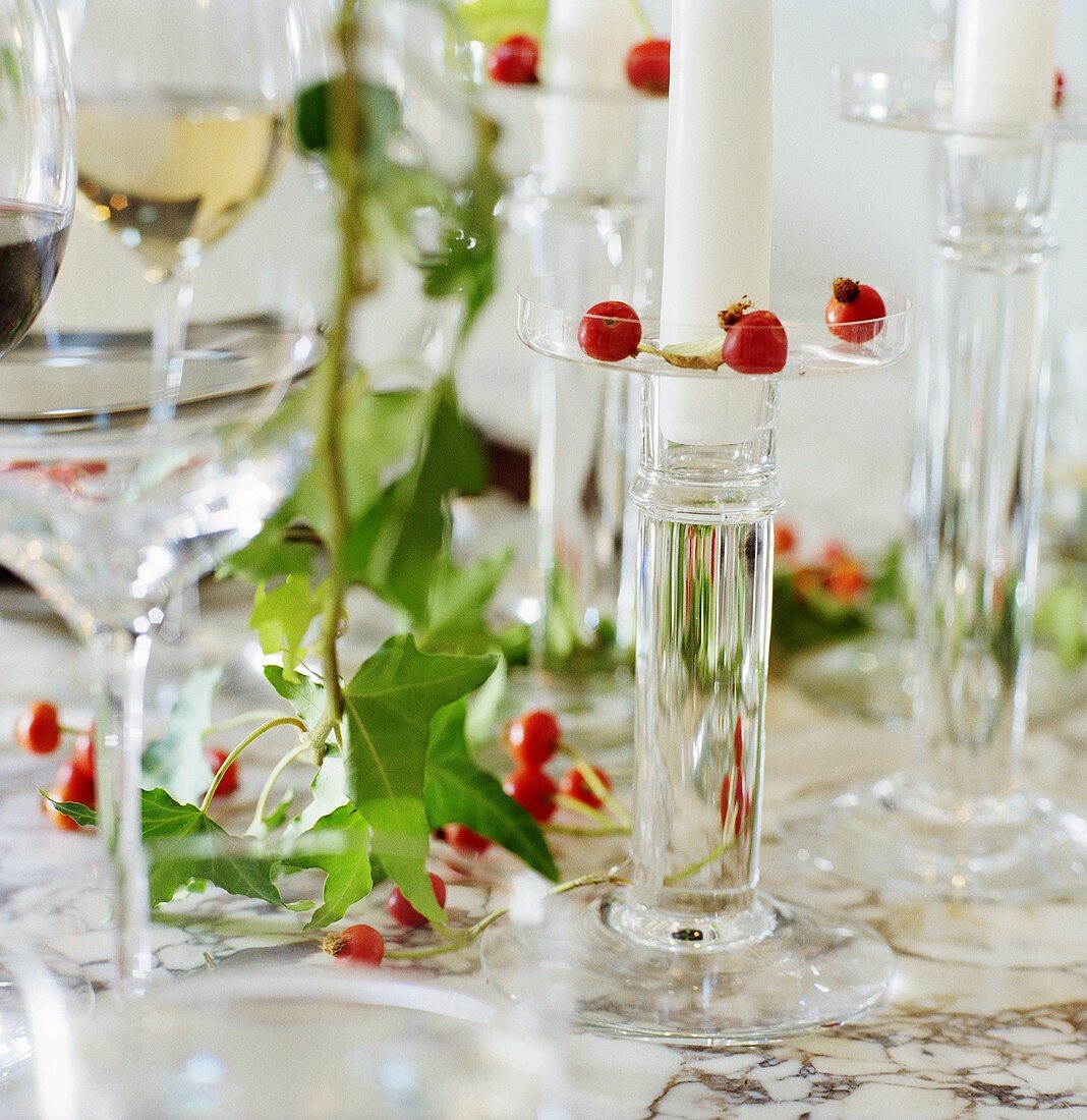 Tischdeko mit Gläsern, Kerzen, Efeu etc. (Ausschnitt)