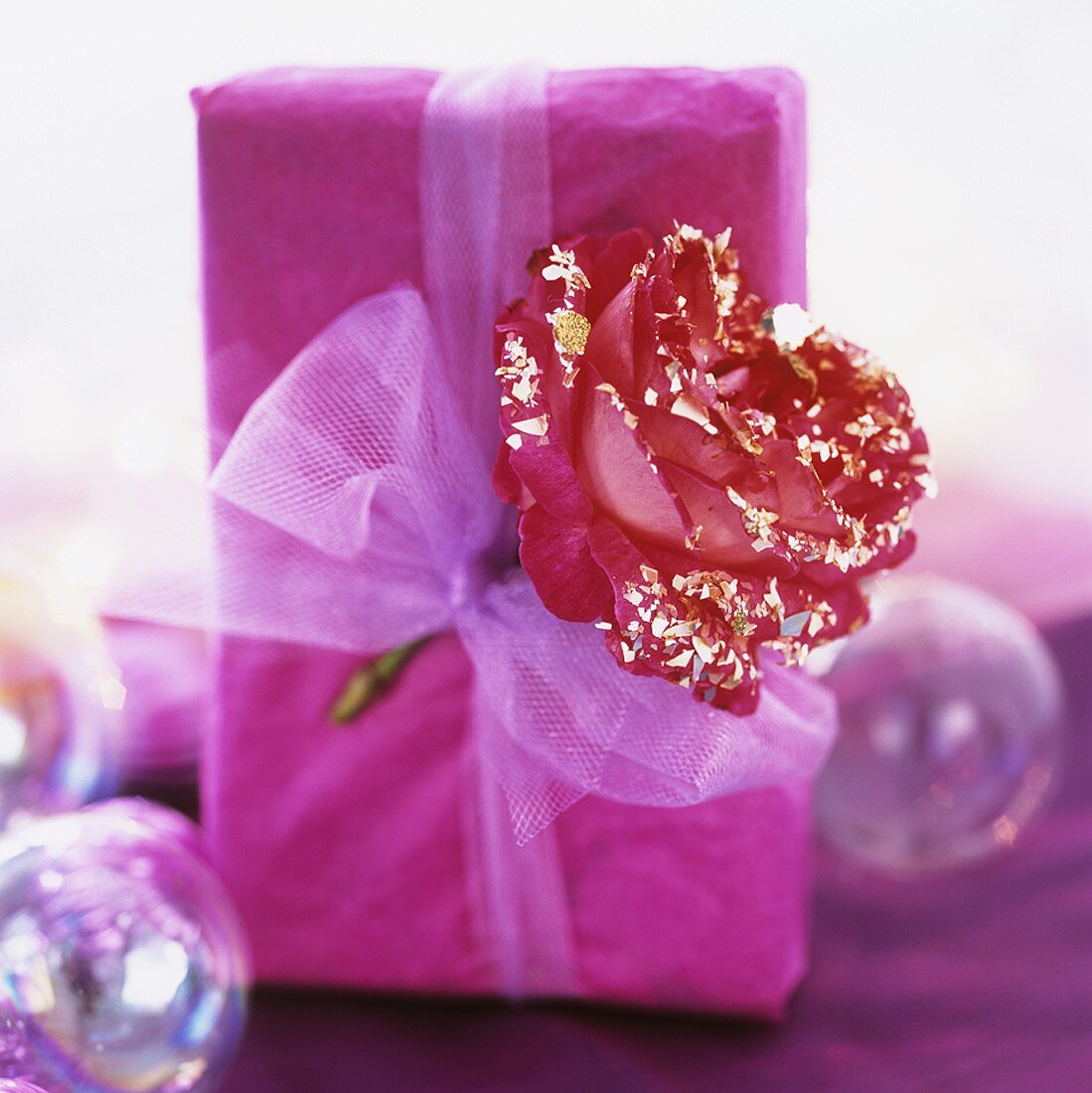Geschenk, verziert mit einer Rosenblüte