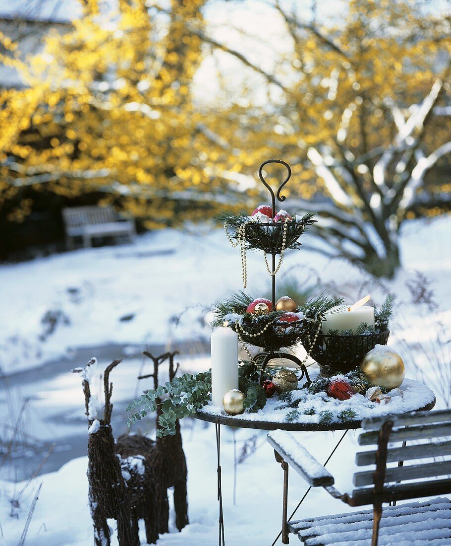 Weihnachtlich dekorierter Tisch im Schnee