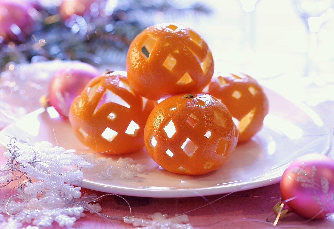 Geschnitzte Orangenschalen als Weihnachtsdeko