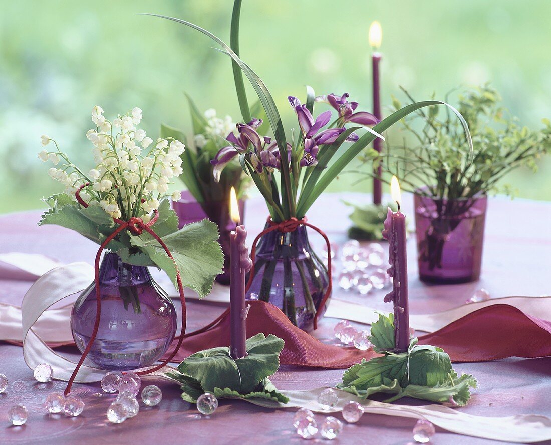 Maiglöckchen und Iris - Sträusschen & Kerzen als Tischdeko