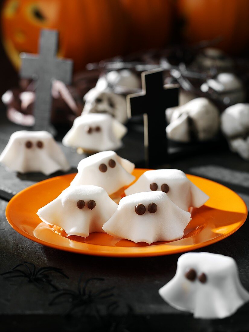 Sugar ghosts as table decorations