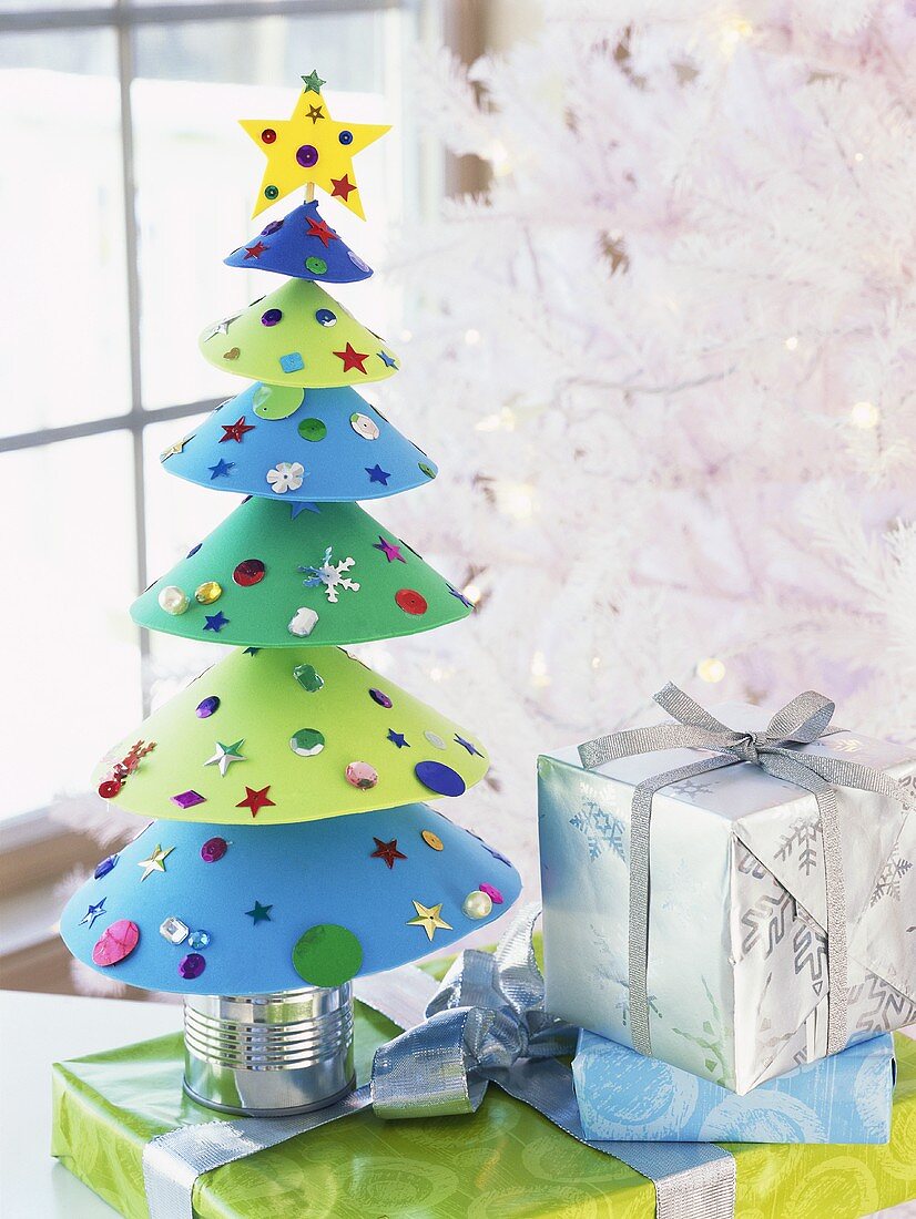 Selbstgemachter Weihnachtsbaum und Geschenke