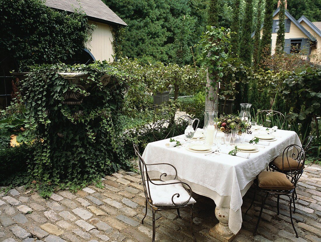 Gedeckter Tisch auf der Terrasse