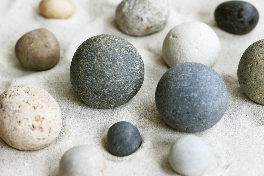 Runde Steine im Sand