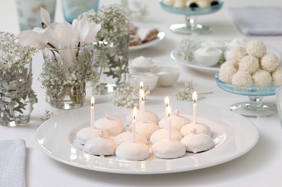 Kleine Pfeffernüsse mit Kerzen zum 'Schneeball-Fest'