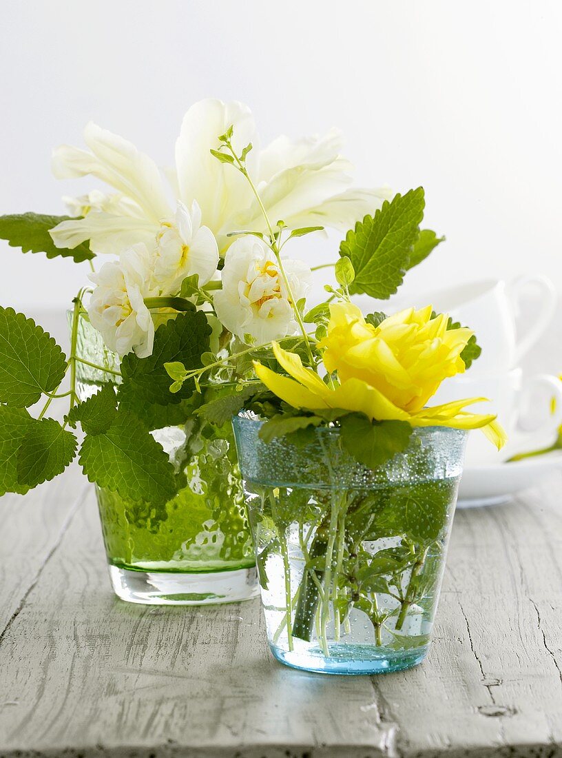 Frühlingsblumen in Gläsern als Tischdeko