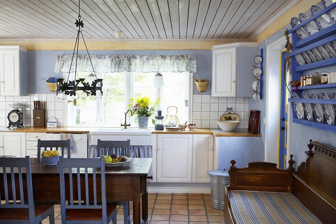 Kitchen with dining table