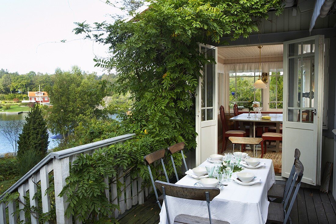 Gedeckter Tisch auf einer Veranda