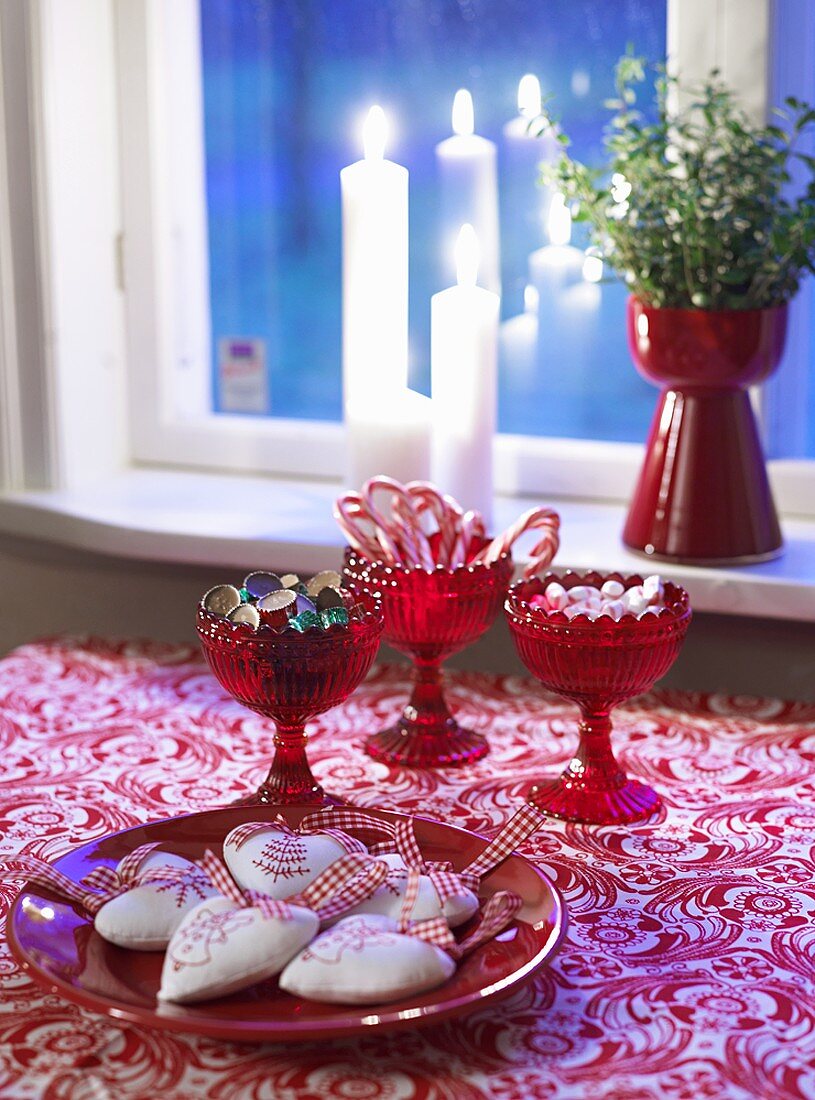 'Roter Tisch' mit Weihnachtssüssigkeiten