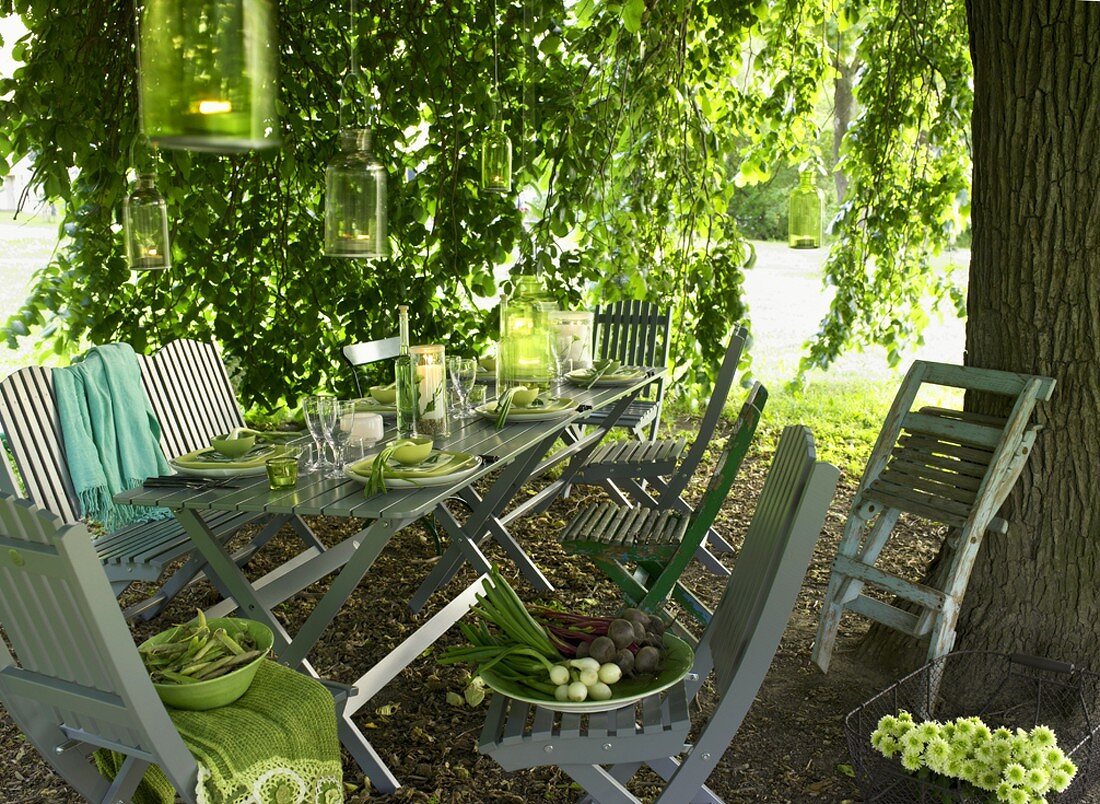 Gedeckter Gartentisch unter einem Baum