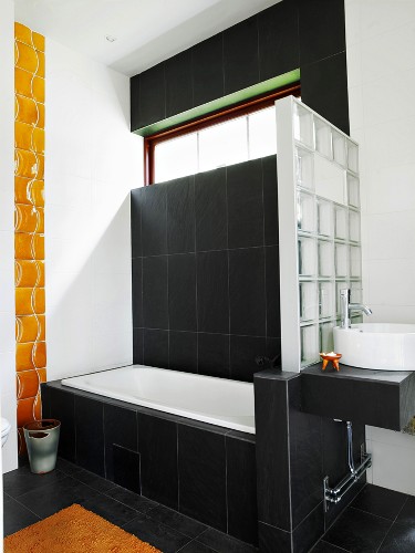 Badezimmer in Schwarz-weiß mit einer … – Bild kaufen ...