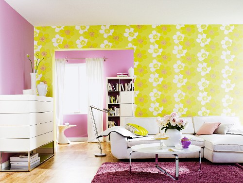Wohnzimmer mit weissen Möbeln, lila Wand … – Bild kaufen – 10255235