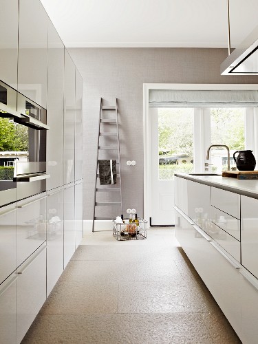 Moderne, helle Küche mit grauen Wänden … – Bild kaufen – 11226429