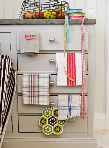 Küchenkommode mit vielen Schubladen – Bild kaufen – 11225965 living4media