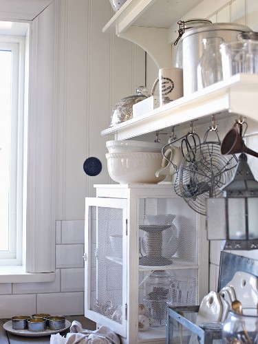 weiße Vintage-Küche (Ausschnitt) – Bild kaufen – 11280691 living4media