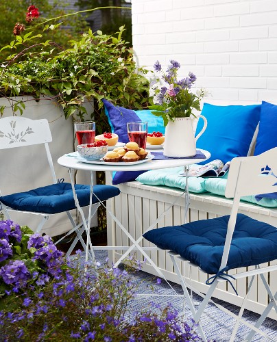 Gedeckter Tisch Auf Sonnigem Balkon Mit Bild Kaufen 11363369 Living4media